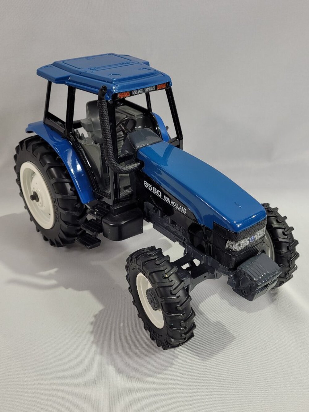 ERTL New Holland 8560 Diecast 12" Tractor 1/16 Scale Farm Implement